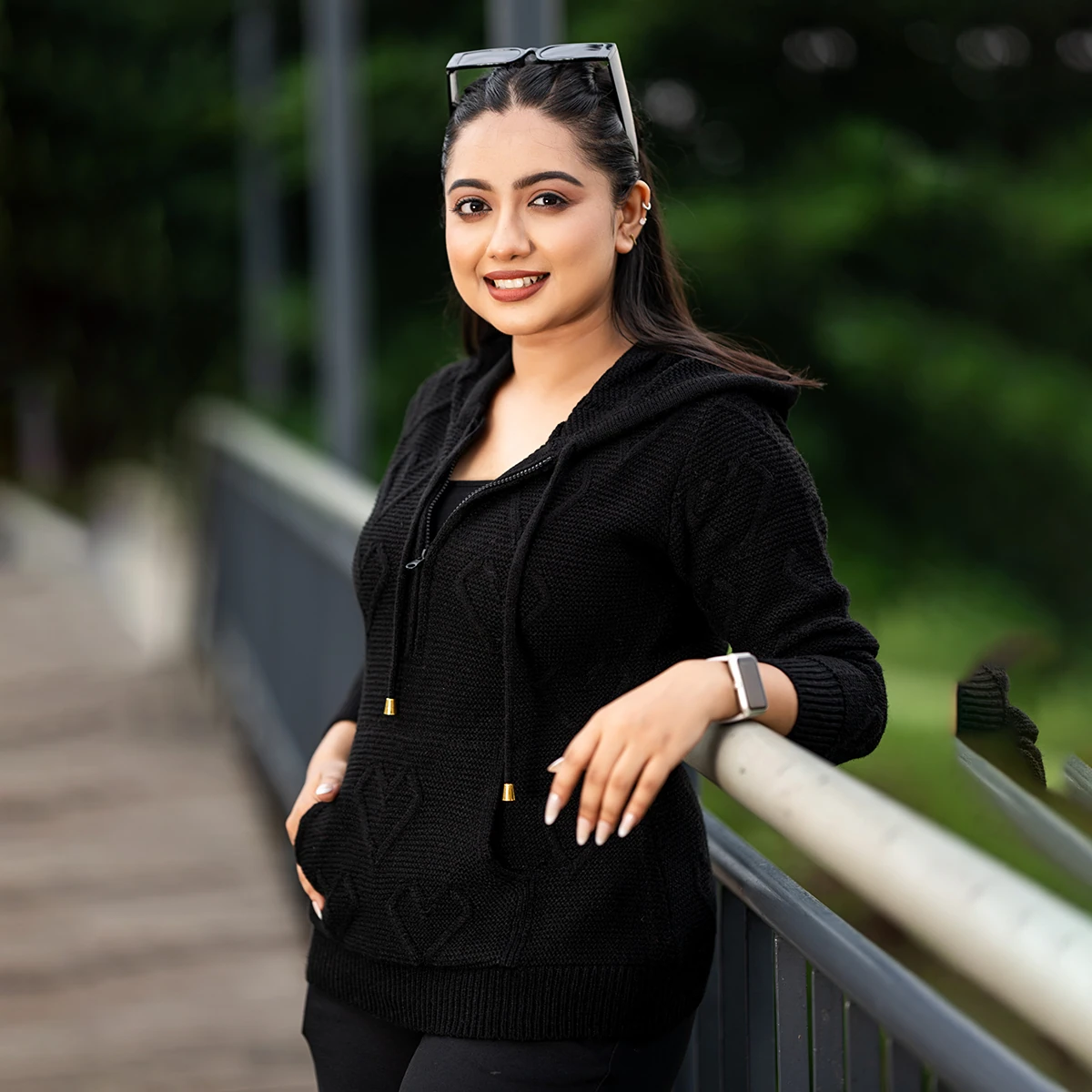 Stylish Black Winter Knit Hoodie for Women - Image 3