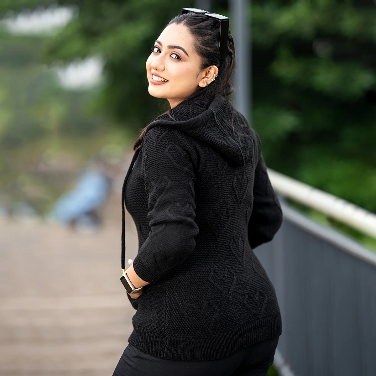 Stylish Black Winter Knit Hoodie for Women - Image 5